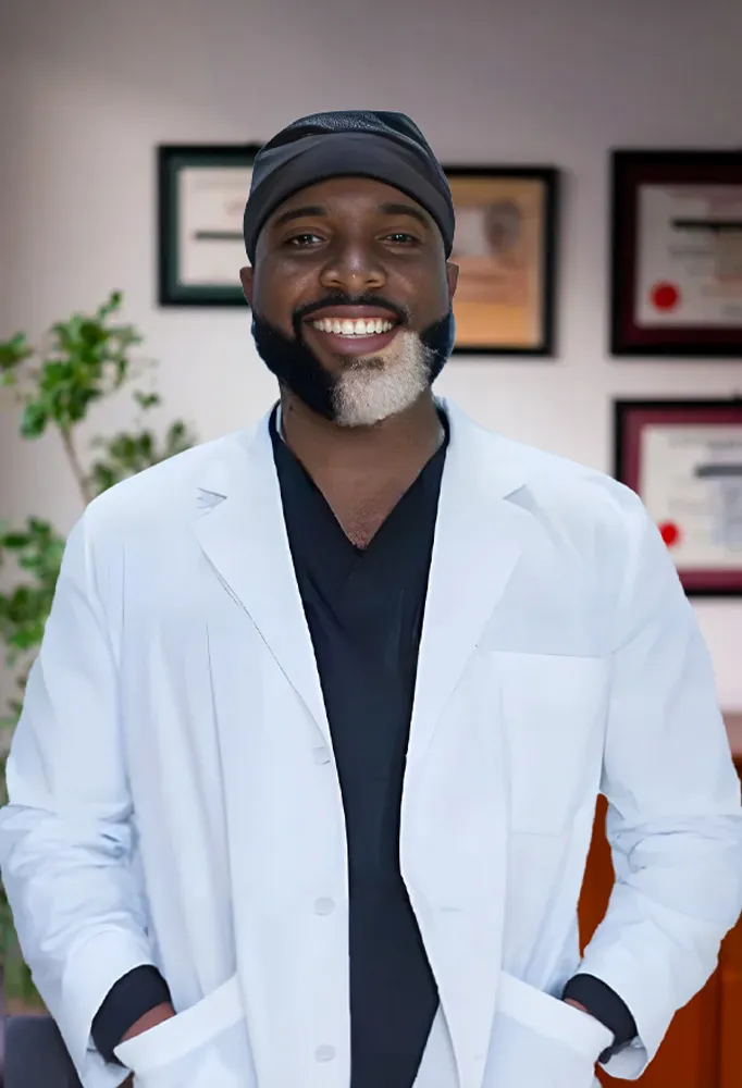 Dr. Akajagbor Edesiri – plastic surgeon for BBL and body contouring